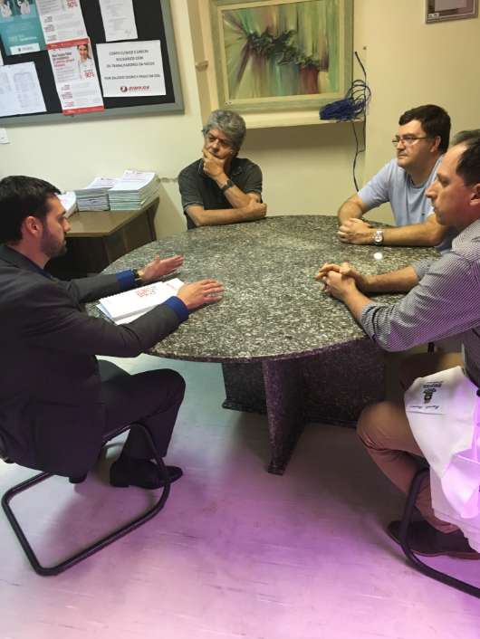 Fernando Uberti reuniu-se com médicos da Santa Casa de Livramento