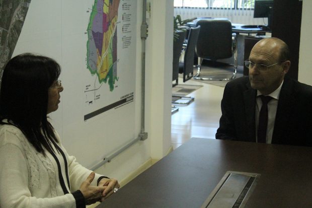Vice -Presidente do Simers, Maria Rita de Assis Brasil, em conversa com o prefeito Miki Breier. Foto:Guilherme Tubino/Simers