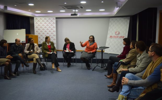 A diretora do SIMERS, Clarissa Bassin, conduziu a reunião com os médicos. Foto: Guilherme Tubino