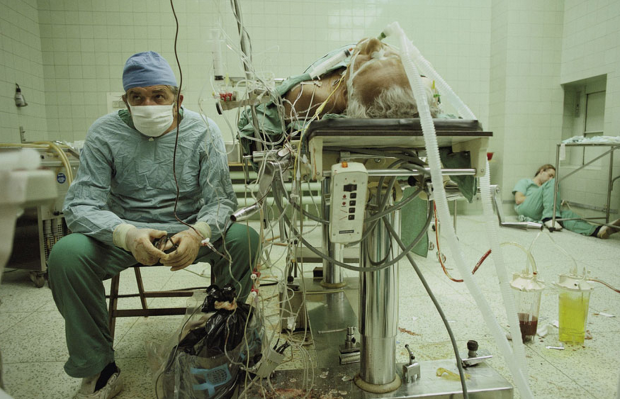 Zbigniew Religa em uma das fotos mais famosas da medicina