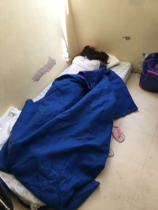 Adolescente dorme no chão dentro de um consultório da ala psiquiátrica
