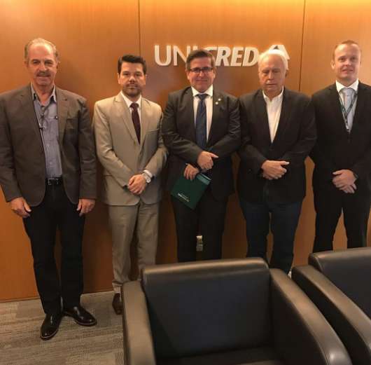 Presidente do Simers, Marcelo Matias, com a direção da Unicred