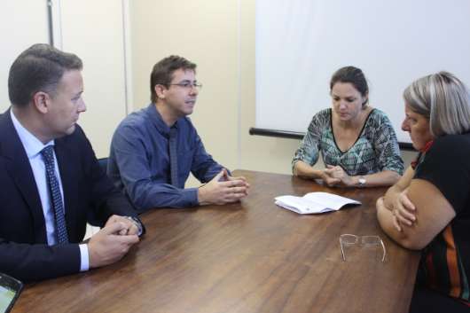 Simers e secretária de saúde discutem a normativa sobre entrega de remédios.