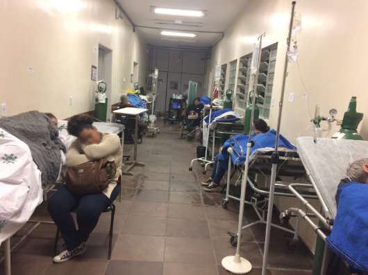 Com superlotação, pacientes foram acomodados nos corredores do PA Bom Jesus