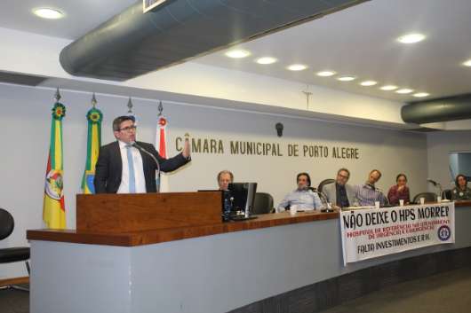 Marcelo Matias, presidente do Simers, discursa em favor do HPS. 