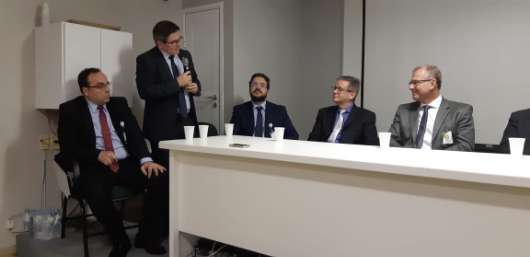 Marcelo Martias, presidente do Simers, discursa sobre seu colega Cincinato. 