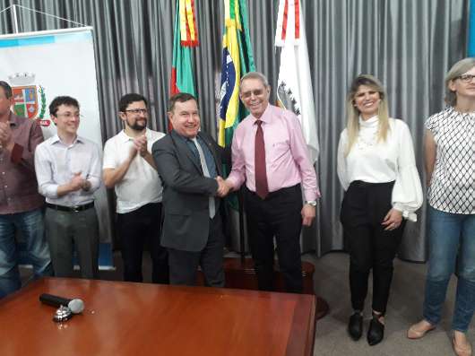 Vice-presidente Edson Machado cumprimenta prefeito Telmo Kirst