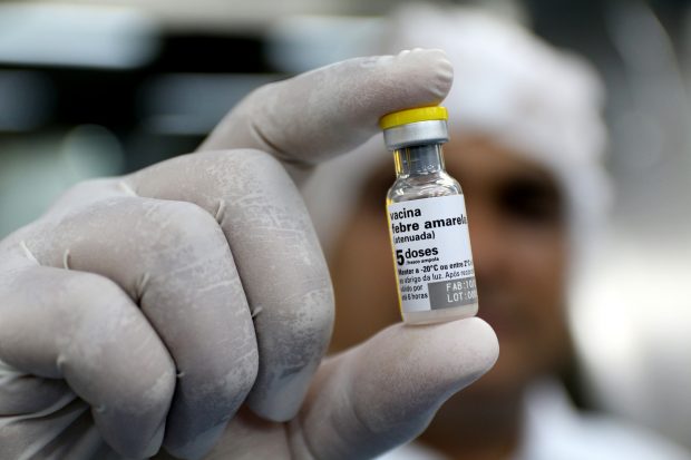 frasco de vacina contra febre amarela